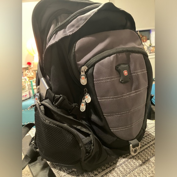 Swiss Gear Multi - Pocket Airflow Cushioned Black/Gray Backpack - Picture 6 of 7